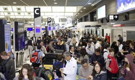 　ゴールデンウイークが始まり、混雑する成田空港の出発ロビー＝４月２６日