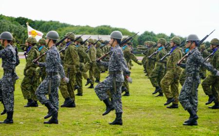 　陸自与那国駐屯地開設１０年の記念式典で行進する隊員＝２８日午前、沖縄県与那国町