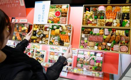 　おせち料理の店頭予約受け付けが始まった近鉄百貨店本店内に並ぶ見本＝１８日午前、大阪市阿倍野区