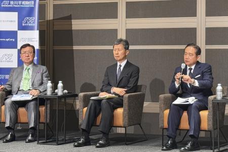 　政策提言について記者会見する山崎幸二前統合幕僚長（右）。左は兼原信克・元官房副長官補＝２日午前、東京都港区