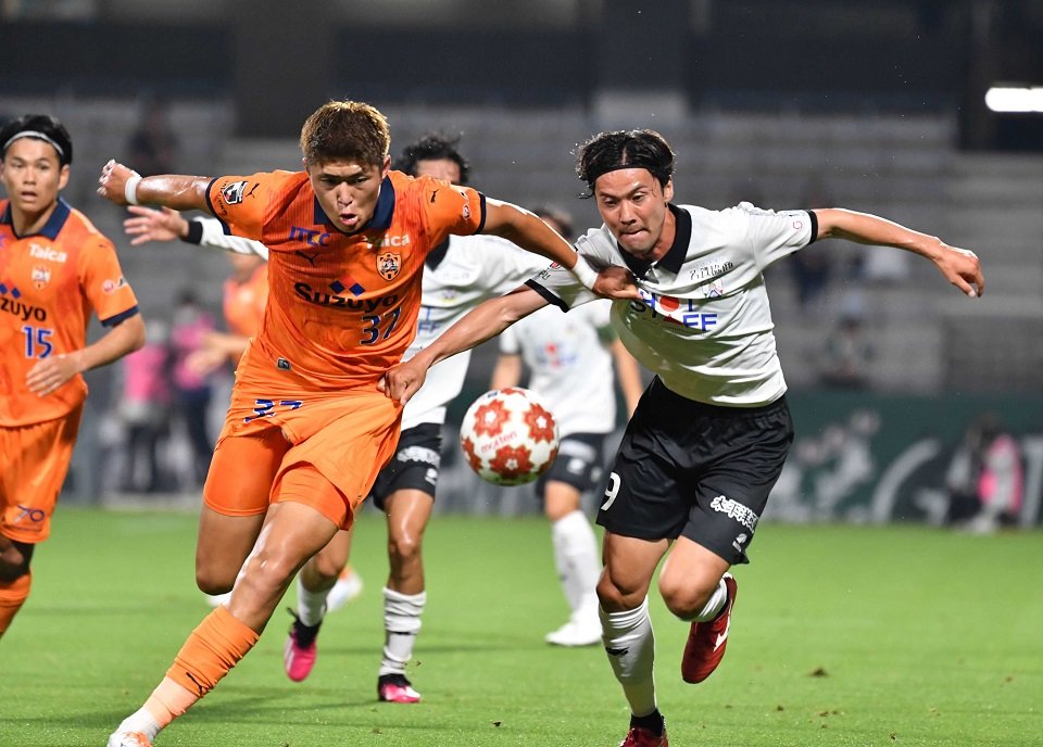 ＦＣ岐阜×清水＝前半、ボールを競り合うＦＣ岐阜のＦＷ山内寛＝ＩＡＩスタジアム日本平