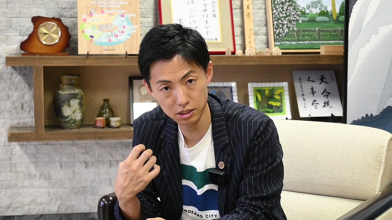 岐阜新聞デジタルの独自インタビューに答える藤井浩人市長＝美濃加茂市役所