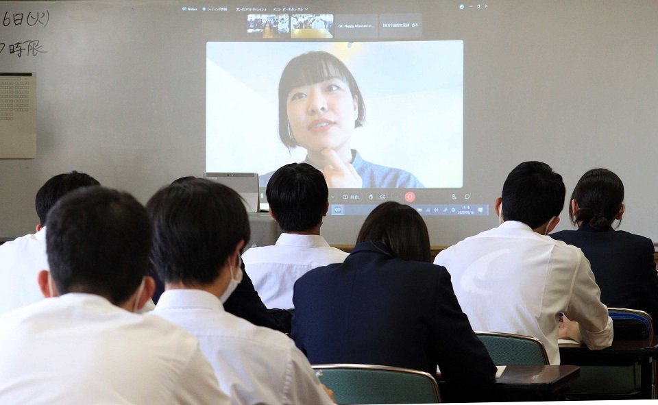 生徒らに自身の経験を話す中村優さん（中央）＝岐阜市長良西後町