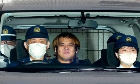 　送検のため福岡・中央署を出る山口直也容疑者（中央）＝６日