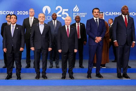 　２７日、ロシア・モスクワで開催されたガス輸出国フォーラムに参加したプーチン大統領（中央）ら（タス＝共同）
