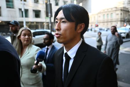　１３日、オーストラリア・メルボルンの裁判所を出るサッカー選手、檀崎竜孔被告（ＡＡＰ＝共同）