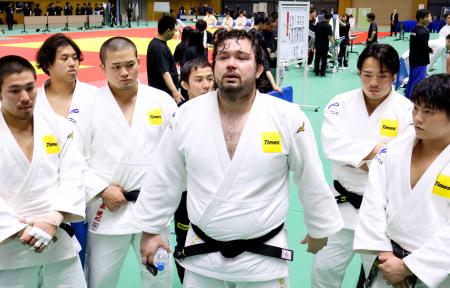 　柔道の全日本実業団体対抗大会で現役最後の試合を終え、感極まった表情を見せるパーク２４のウルフ・アロン（右から３人目）＝北海きたえーる