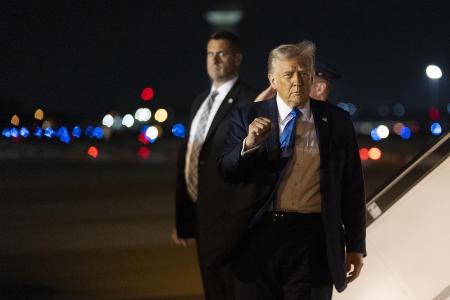　１日、米南部フロリダ州の空港に到着したトランプ大統領（ＡＰ＝共同）