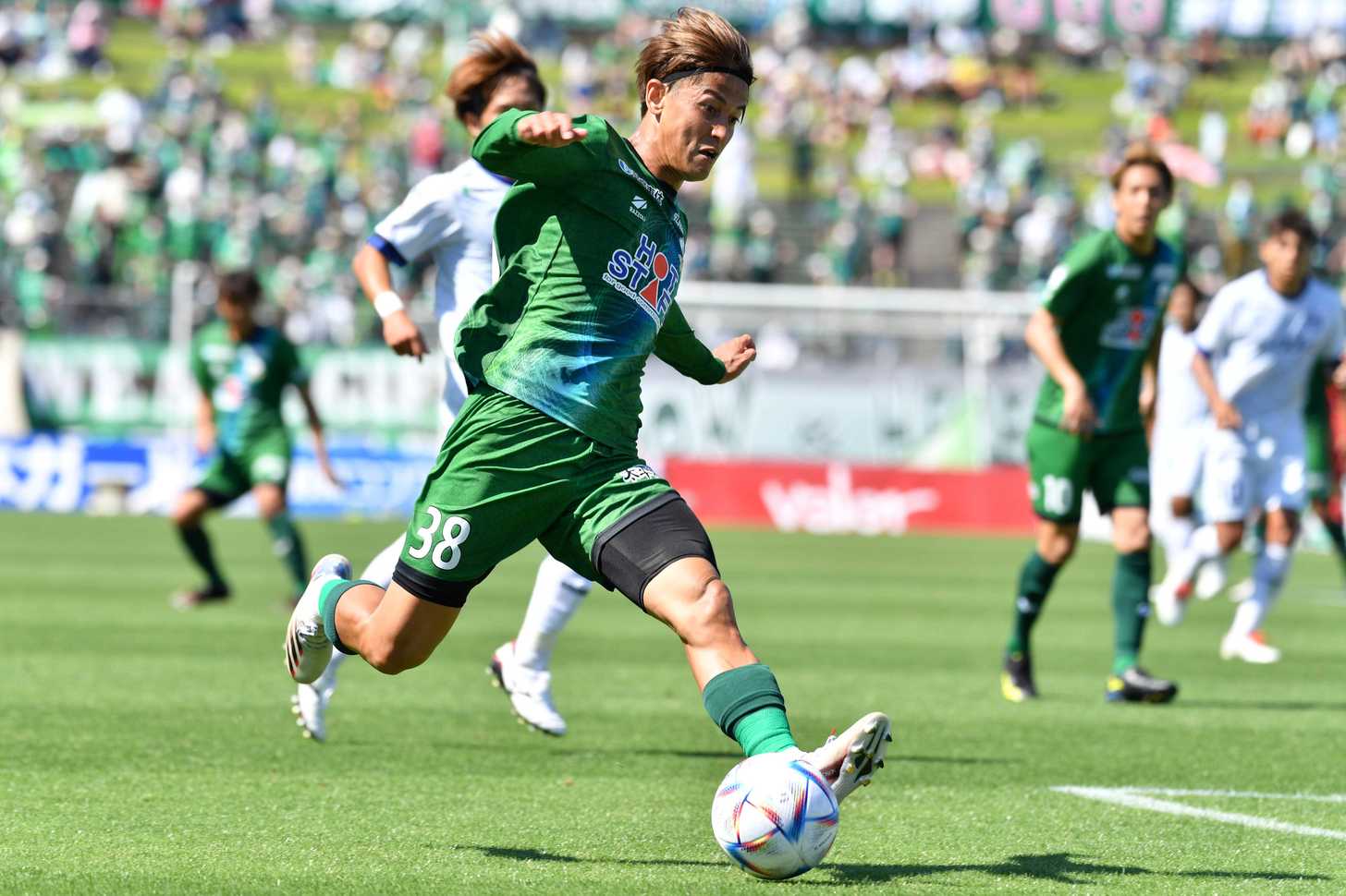 ＦＣ岐阜×鹿児島＝前半、サイドをドリブルで駆け上がるＦＣ岐阜のＭＦ藤岡＝長良川競技場