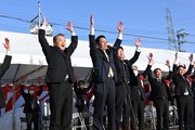 無投票で４選を決め、支援者と万歳三唱する林宏優さん（左）＝１６日午後５時５分、山県市高木の選挙事務所