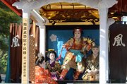 やまを舞台に熱のこもった演技を披露する子どもたち＝揖斐郡揖斐川町三輪、三輪神社