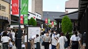 買い物客でにぎわう土岐プレミアム・アウトレット＝土岐市土岐ケ丘