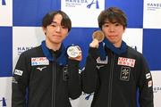　メダルを手に撮影に応じる鍵山優真（左）と佐藤駿＝３１日、羽田空港