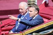 　８日、馬車に乗るチャールズ英国王（左）とフランスのマクロン大統領＝ロンドン郊外ウィンザー（ロイター＝共同）