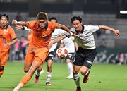 ＦＣ岐阜×清水＝前半、ボールを競り合うＦＣ岐阜のＦＷ山内寛＝ＩＡＩスタジアム日本平