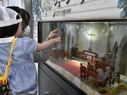 結婚式場をイメージした水槽をのぞき込む親子＝各務原市川島笠田町、世界淡水魚園水族館アクア・トトぎふ
