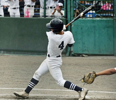 7回表大垣日大無死満塁、2点打を放つ4番竹島黎乃