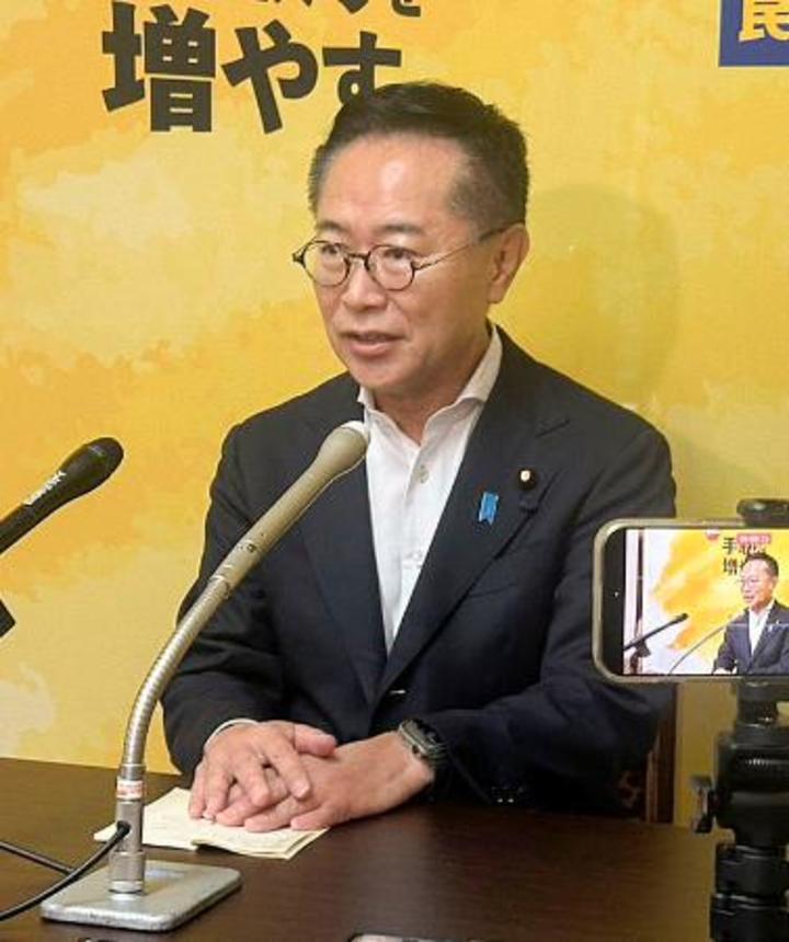 　記者会見する国民民主党の古川国対委員長＝２４日午前、国会