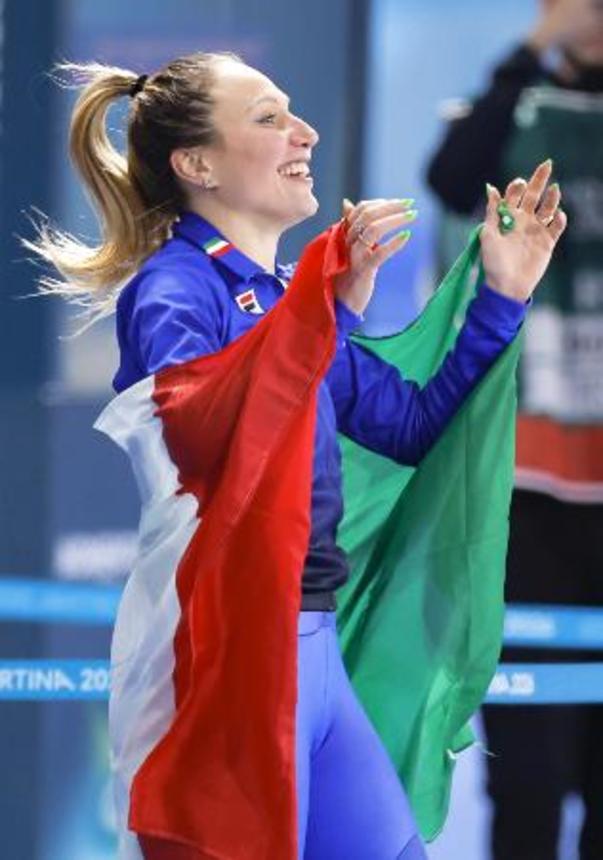 　スピードスケート女子３０００メートルで金メダルを獲得し喜ぶフランチェスカ・ロロブリジダ＝７日、ミラノ（共同）