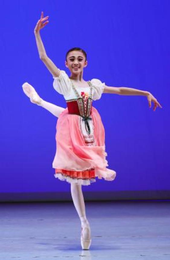 　米南部フロリダ州タンパで開かれたバレエのユース・アメリカ・グランプリで踊る杉本奈槻さん（ＬＫ　ＳＴＵＤＩＯ提供、共同）