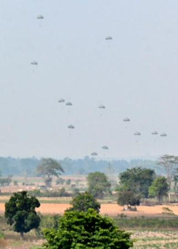 　パラシュート降下する陸上自衛隊第１空挺団の隊員ら＝４日、インドネシア・バトゥラジャ（共同）