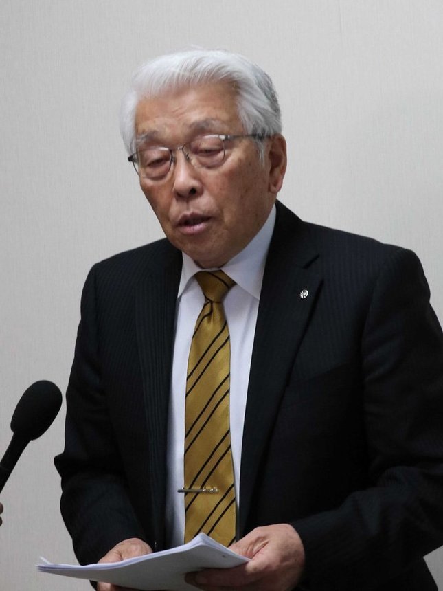 報道陣に対し、辞職の意向を明らかにした岡崎和夫町長＝２４日午後４時１７分、揖斐郡池田町役場