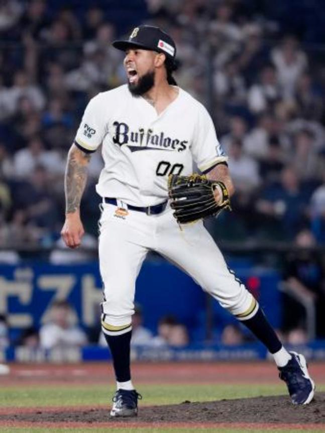 　７回、ロッテの代打山崎を見逃し三振に仕留め雄たけびを上げるオリックスのエスピノーザ＝ＺＯＺＯマリン