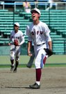 岐阜×関商工＝９回表関商工　２四球を出すも関商工を無失点に抑え吠える岐阜のエース鷲見（右）＝長良川
