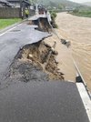 路肩が崩壊した県道「武並土岐多治見線」＝２日午後４時ごろ、瑞浪市釜戸町（県提供）