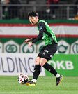 ＦＣ岐阜×大宮＝前半、中盤で味方にパスを出すＦＣ岐阜のＭＦ青木＝長良川競技場