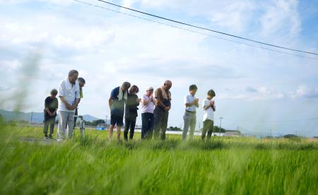 　地震から１カ月となり、発生時刻に黙とうする人たち＝２８日午後４時２７分、熊本県氷川町