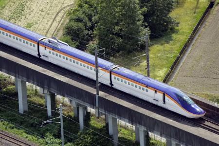 　東北新幹線で回送運転中に停車した最新型車両「Ｅ８系」＝６月、栃木県那須塩原市