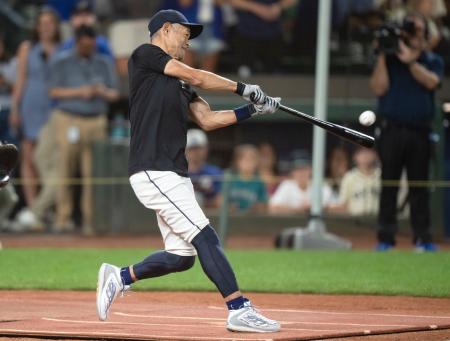 　マリナーズの球団ＯＢによる本塁打競争に出場したイチローさん＝７日、シアトル（ＡＰ＝共同）