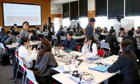 　ロート製薬が新入社員を対象に実施した「プレコンセプションケア」の研修＝８日午後、大阪市