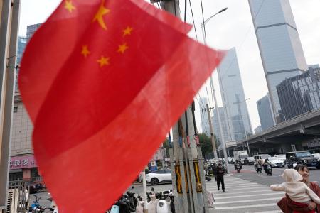 　掲げられた中国国旗と北京の街並み＝２３日（共同）