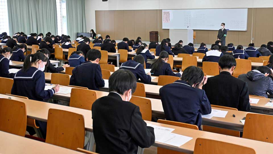 学力テストに臨む中学生＝各務原市那加甥田町、中部学院大各務原キャンパス
