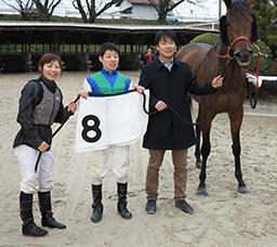 チェリーシャクナゲでめいほう杯を勝った渡辺竜也騎手。左は８番人気馬で３着に入った木之前葵騎手