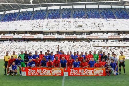 　サッカー元日本代表監督のジーコさん（前列中央）が企画した国際チャリティーマッチの出場選手ら＝２７日午後、広島市のエディオンピースウイング広島