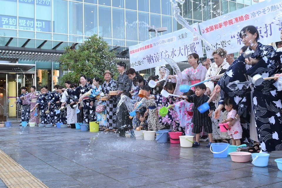 浴衣姿で打ち水をする参加者たち＝岐阜市橋本町、スクエア４３