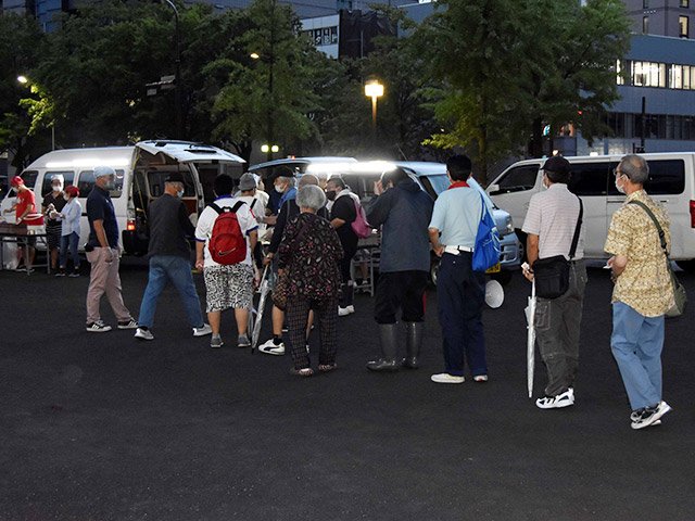 路上生活者の支援団体が行う炊き出しに集まった人たち＝８日午後、名古屋市中区千代田