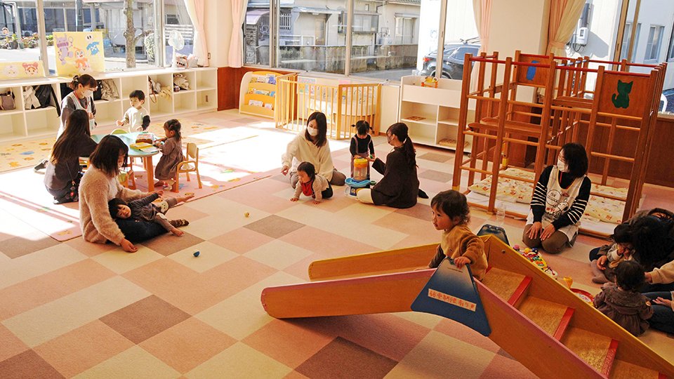 開放的なスペースで幼児を遊ばせる母親ら＝羽島郡岐南町野中、にこにこサロン