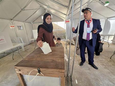 　２５日、パレスチナ自治区ガザ中部デールバラハで投票する女性（共同）