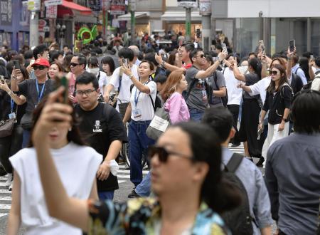 　スマホを手にスクランブル交差点を行き交う人たち＝東京・渋谷