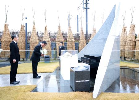 　ＪＲ羽越線脱線事故から２０年となり、現場近くの慰霊碑に献花するＪＲ東日本の喜勢陽一社長（左から２人目）＝２５日午前、山形県庄内町