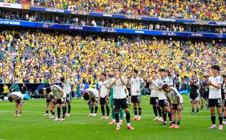 　ブラジルに敗れ、サポーターにあいさつする日本の選手たち＝ヒューストン（共同）