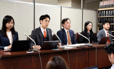 　判決後に記者会見する原告と代理人の弁護士ら＝２５日午後、東京・霞が関の司法記者クラブ