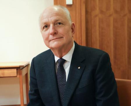 　共同通信のインタビューに応じる、ノーベル生理学・医学賞選考委員長を務めるオッレ・シェンペさん（共同）