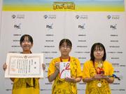 　まんが甲子園で最優秀賞に選ばれた富山県立高岡高の生徒＝２日午後、高知市