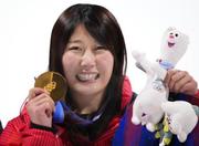 　スノーボード女子ビッグエアで金メダルを獲得し、笑顔を見せる村瀬心椛＝９日、リビーニョ（共同）