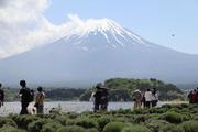 　富士山をながめる観光客ら＝２０２３年５月、山梨県富士河口湖町
